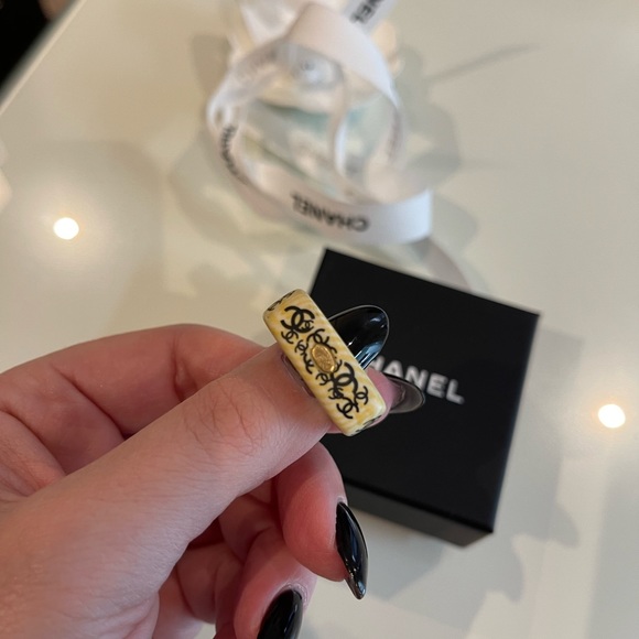 CHANEL Cambon Logo Resin Ring - Picture 3 of 4